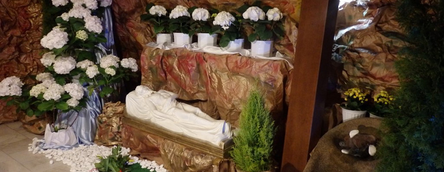 Parafianie adorowali grób Pana Jezusa (fotorelacja)